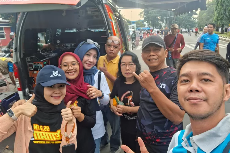 Pelajar mencoba simulasi siaran di OB Van Radio Teman 95,3 FM saat CFD Tegar Beriman, program literasi media dari Pemkab Bogor.