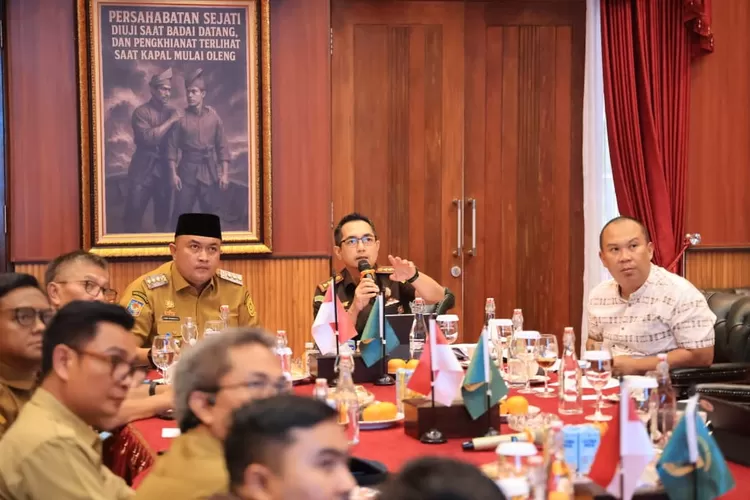 Bupati Bogor Rudy Susmanto memimpin rapat persiapan sosialisasi BPD untuk memperkuat pembangunan desa di Kabupaten Bogor. (Foto/Diskominfo Kabupaten Bogor.)