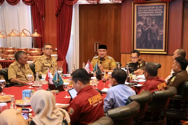 Bupati Bogor Rudy Susmanto memimpin rapat persiapan sosialisasi BPD untuk memastikan pembangunan desa berjalan lebih efektif dan terarah. (Foto/Diskominfo Kabupaten Bogor.)