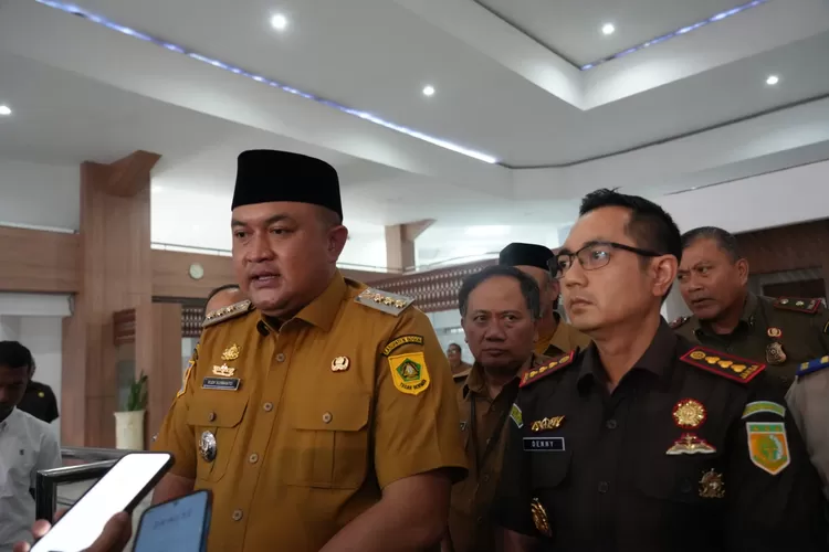 Bupati Bogor Rudy Susmanto memimpin rapat percepatan pembangunan 435 Koperasi Merah Putih sebagai strategi memperkuat ekonomi desa. (Foto/Humas Kabupaten Bogor.)