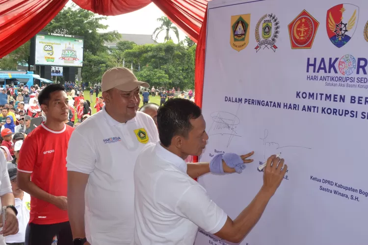 Bupati Rudy Susmanto Pimpin Deklarasi Anti Korupsi pada Peringatan Hakordia 2025 di Cibinong. (Foto/Humas Kabupaten Bogor.)