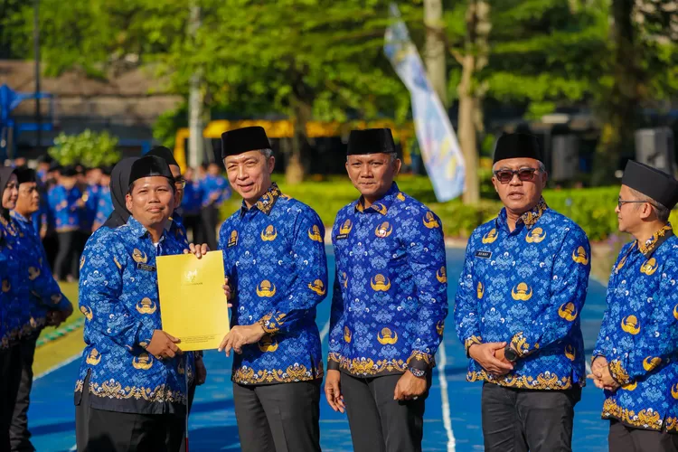Dedie Rachim Serahkan SK PPPK Paruh Waktu, 200 Guru Masuk Formasi Tahun Ini. (Foto/Humas Kota Bogor.)