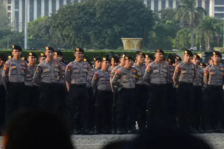 Petugas kepolisian bersiaga mengatur arus lalu lintas di sekitar Monas jelang Reuni Akbar 212. Foto: Istimewa.