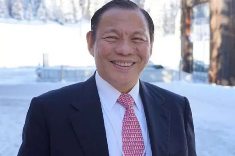 Kisah hidup Sukanto Tanoto, miliarder Indonesia yang membangun RGE dari usaha kecil keluarga di Medan hingga menjadi pemain global.