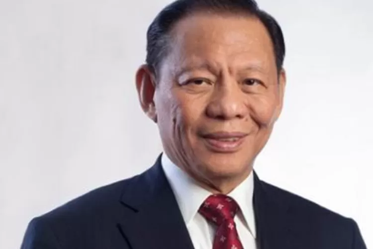 Potret Sukanto Tanoto, pendiri RGE yang memulai perjalanan bisnisnya dari industri kayu hingga menjadi salah satu miliarder terbesar Indonesia.