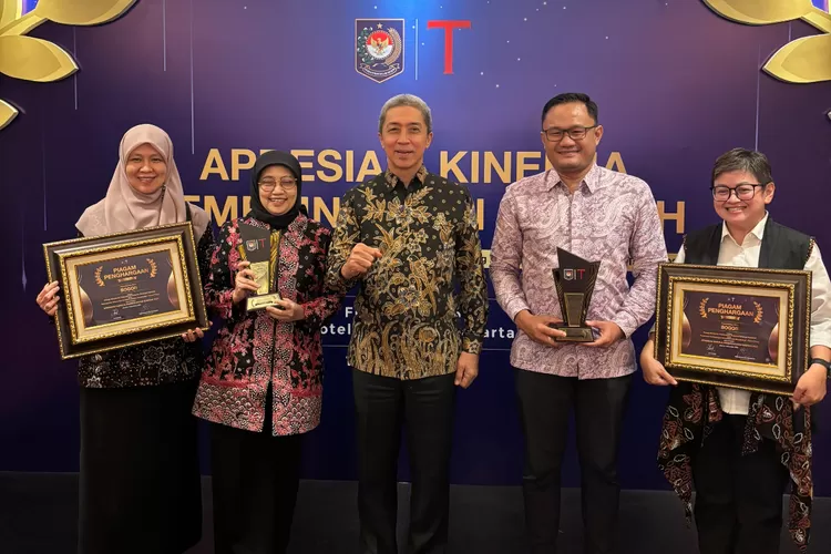 Wali Kota Bogor Dedie Rachim Terima Dua Penghargaan Nasional. (Foto/Humas Kota Bogor.)