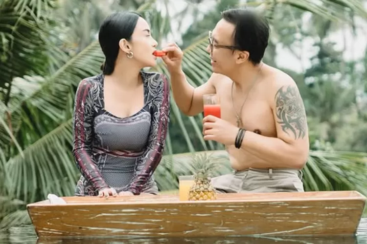 Ari Lasso memicu rumor putus setelah unggahan reflektif dan interaksi Dearly yang tiba-tiba menghilang. Foto: Instagram/@ari_lasso