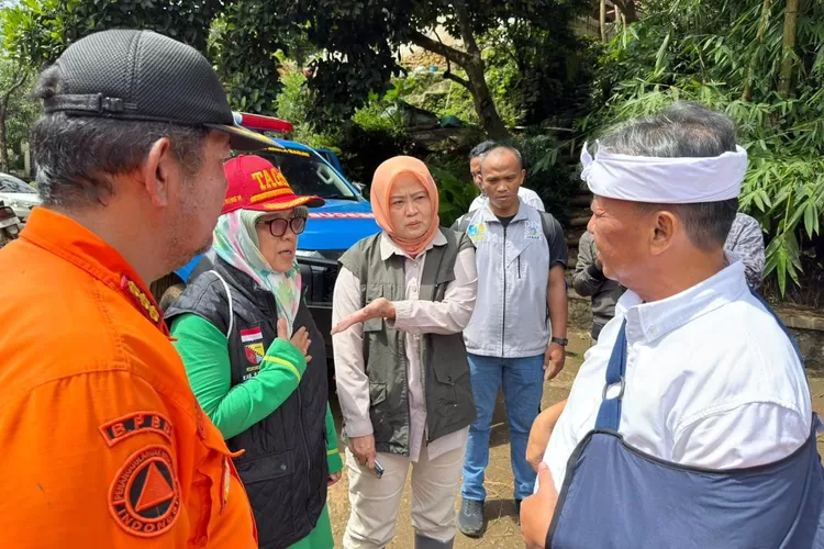 Sekda Jabar Tinjau Penanganan Longsor Arjasari dan Salurkan Bantuan. (Foto/Humas Jawa Barat.)