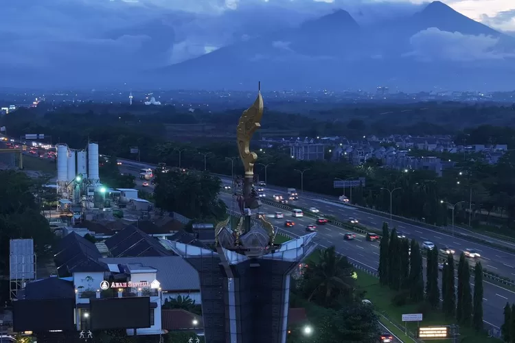 Landmark Baru Kabupaten Bogor: Kujang Megah Menjulang di Pancakarsa. (Foto/Humas Kabupaten Bogor.)