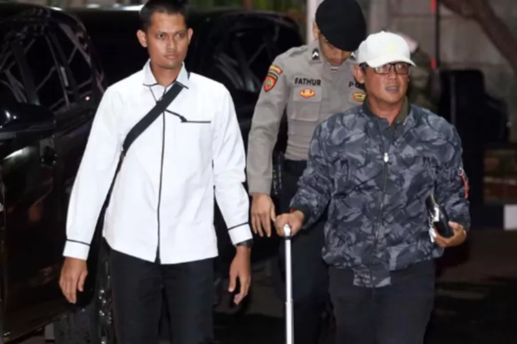 Bupati Lampung Tengah, Ardito Wijaya (mengenakan jaket) digiring petugas saat tiba di Gedung Merah Putih Komisi Pemberantasan Korupsi (KPK), Jakarta, Rabu (10/12/2025). Foto: Liputan6.com