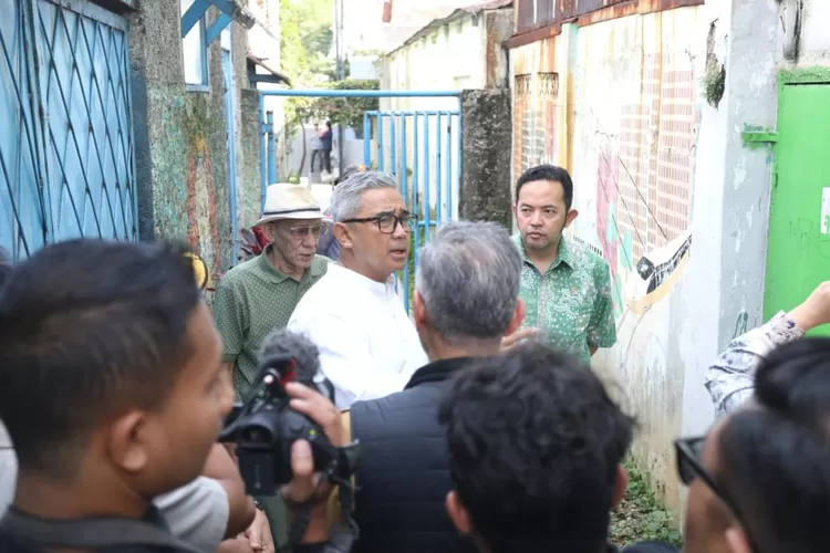 Wali Kota Bandung Tinjau Bangunan di Atas Saluran Air Talaga Bodas&ndash;Palasari. (Foto/Humas Kota Bandung.)