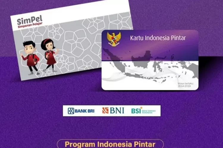 Orang tua dan siswa mengecek status penerima Program Indonesia Pintar (PIP) 2025 secara online. Foto: Istimewa.