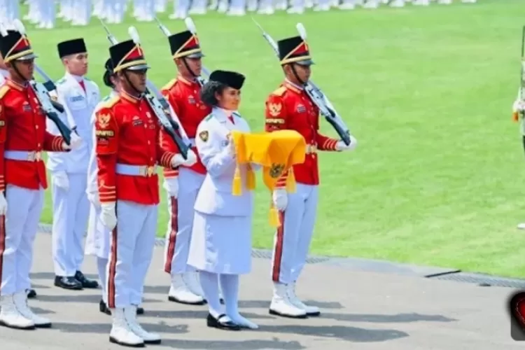 BANGGA! Meski SEPATU COPOT, LILLY WENDA PEMBAWA BAKI BENDERA PUSAKA ...