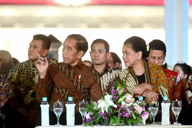 Hadir Dalam Acara Istana Bertatik, Presiden Jokowi Kenakan Batik ...