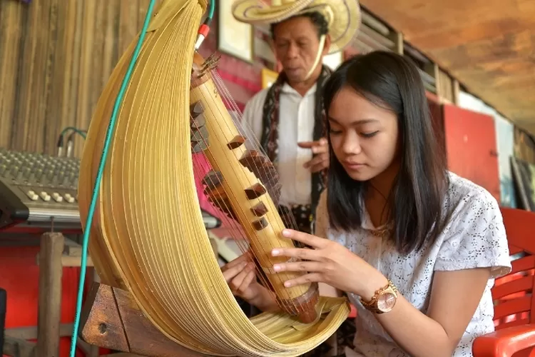 Mengenal Sasando Alat Musik Tradisional Ntt Yang Unik Indah Dan Mendunia Ini Jenis Dan 3359