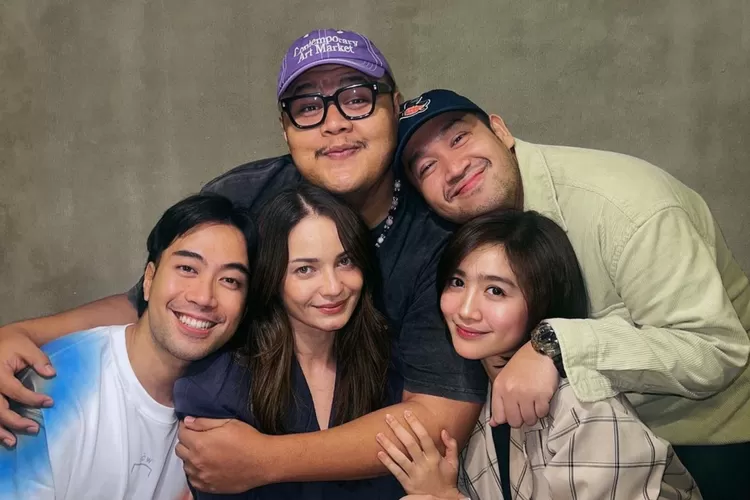 Momen acara kejutan kepulangan Enzy Storia dengan para sahabat-sahabatnya. (Instagram @febbyrastanty)