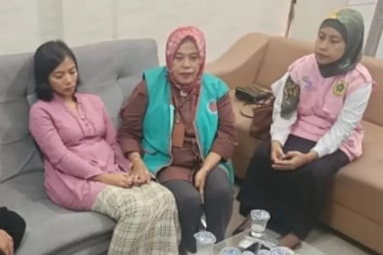 Viral melarikan diri dari rumah, dr Qory Ulfiyah (baju pink; kiri) ternyata alami KDRT dari suaminya. (Pmjnews)