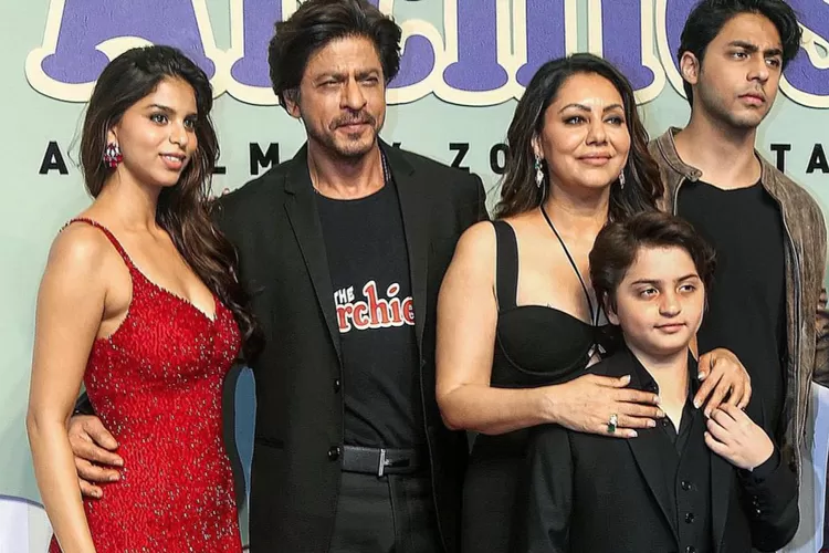 Shah Rukh Khan dan beberapa aktor Bollywood lainnya liburan bersama