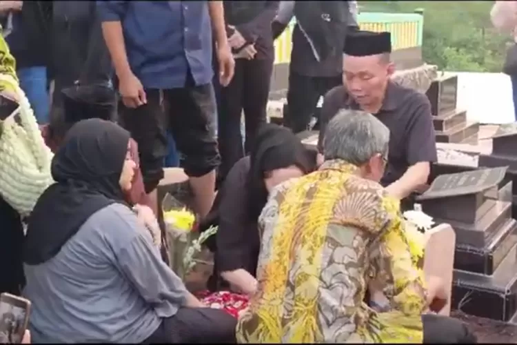 yifa, adik Ayu Ting Ting, pingsan saat pemakaman bayinya. Duka mendalam menyelimuti keluarga besar di TPU Lemperes, Depok.