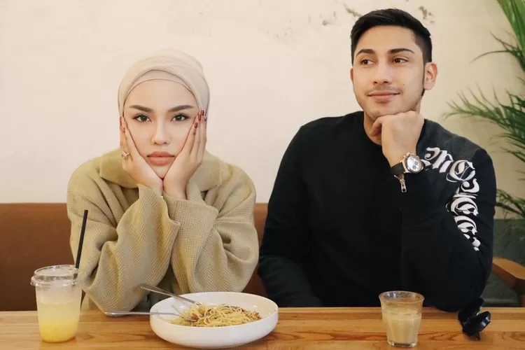 Potret Medina Zein saat bersama dengan sang suami, Lukman Azhari sebelum masuk penjara. (Foto:  Instagram.com  /@medinazein)