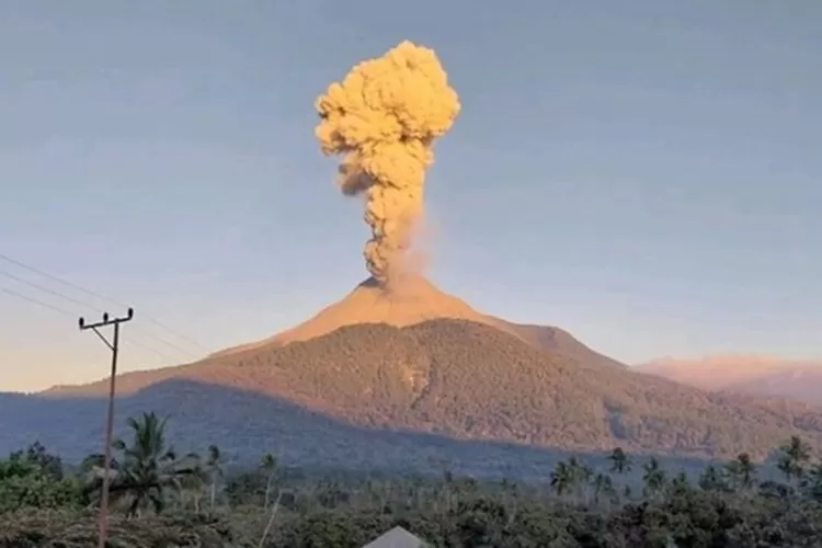 Letusan gunung berapi membakar puluhan rumah di Flores, tewaskan sedikitnya 9 orang