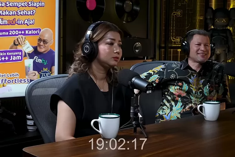 Ketua Yayasan Rumah Peduli Kemanusiaan, Pratiwi Noviyanthi, atau yang lebih dikenal dengan panggilan Teh Novi saat di PodCast Close The Door.  (Foto. Kanal YouTube Deddy Corbuzier)