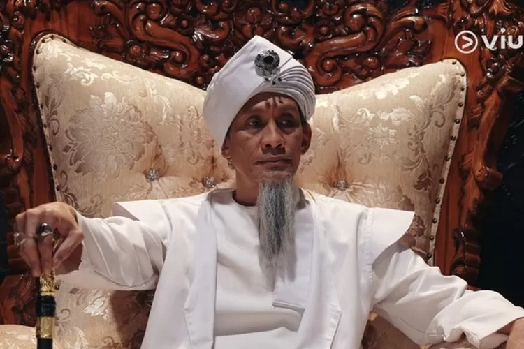 Walid Muhammad (Faizal Hussein), sosok pemimpin sekte sesat di film Bidaah. (Foto/Tangkap Layar Viu.)