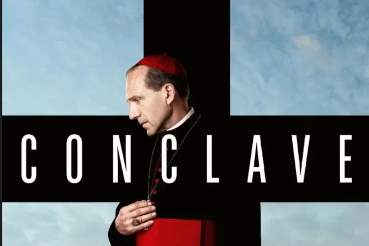 Ralph Fiennes sebagai Kardinal Thomas Lawrence dalam film Conclave, kini kembali populer usai wafatnya Paus Fransiskus.