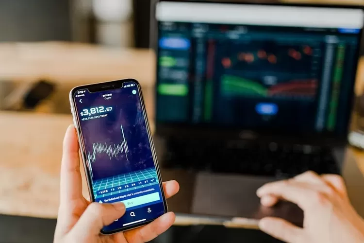 Foto Ilustrasi - Saham dan reksa dana adalah instrumen investasi yang dibedakan dari tingkat keterlibatan investor