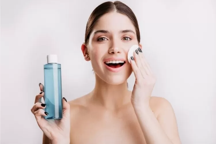 Foto ilustrasi penggunaan exfoliating toner untuk kulit kering