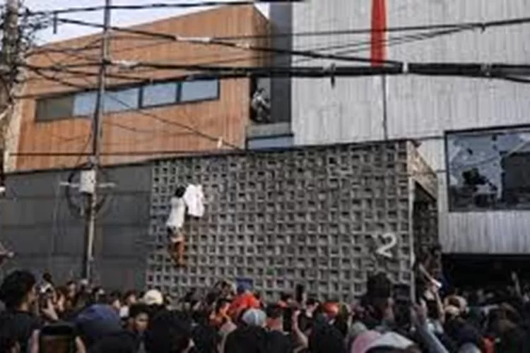 Polri tetapkan 959 tersangka kerusuhan Agustus 2025. Dalang utama masih diburu, PPATK telusuri aliran dana. (YouTube.com)