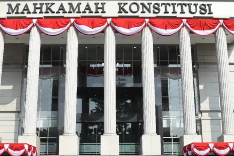 Putusan MK sahkan UU TNI, tapi 4 hakim berbeda pendapat. Mereka minta revisi ulang dalam 2 tahun demi keterbukaan publik. (Instagram/mahkamahkonstitusi)