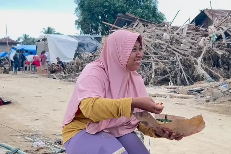 Tangkapan layar sukacita seorang pengungsi saat menyantap nasi padang setelah dua minggu hanya mengonsumsi mi instan di posko pengungsian