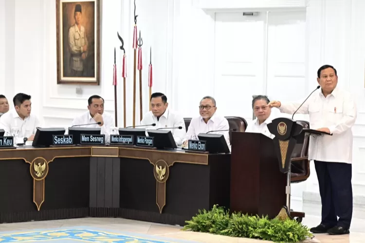 President Prabowo Subianto delivered opening remarks at the Plenary Cabinet Session held in the Cabinet Meeting Room of the Presidential Palace in Jakarta on Wednesday, January 22, 2025. (Photo: BPMI Setpres)