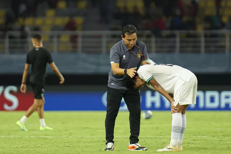 Coach Bima Sakti saat menenangkan pemain Timnas Indonesia U-17
