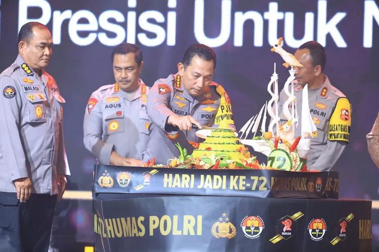 Dua Hadiah Untuk Divisi Humas Polri Dari Kapolri