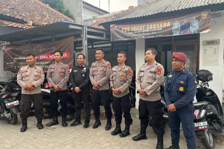 Amankan Pemilu 2024, Polisi yang Standby di KPU Kabupaten Serang Dibekali Borgol hingga Senjata Api