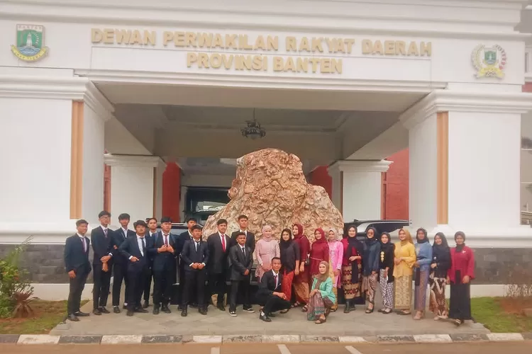 Dikagumi dan Jadi Kebanggaan Pelajar, Gedung DPRD Banten Dijadikan Latar Pemotretan Buku Tahunan SMAN 1 Waringinkurung