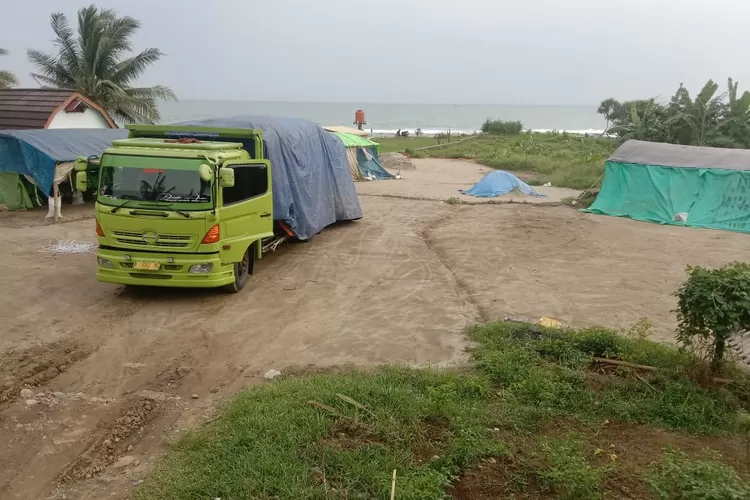 Sebuah Truk Tercyduk Angkut Pasir Laut dari Stockpile di Cihara, APH Diminta Tangkap Perusak Lingkungan