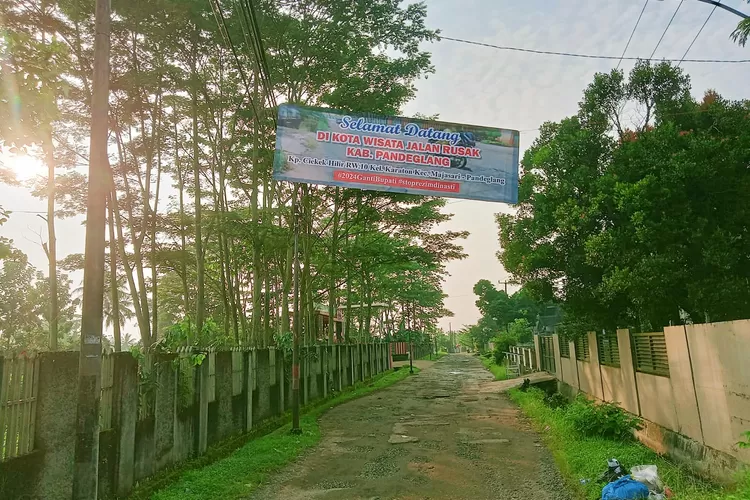 Tak Jauh dari Kantor Bupati Pandeglang, Kondisi Ruas Jalan Ciekek-Kadomas Rusak Berat