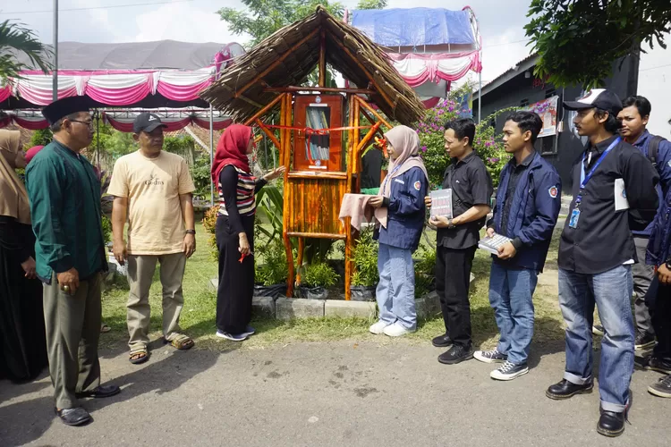 Launching Rak Buku di Kampung Pekijing, Mahasiswa KKM Unsera Dorong Generasi Muda Giat Membaca