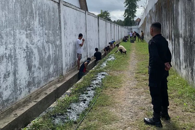 Warga Binaan dan Petugas, Gotong Royong Bersihkan Saluran Air Untuk Mencegah Banjir