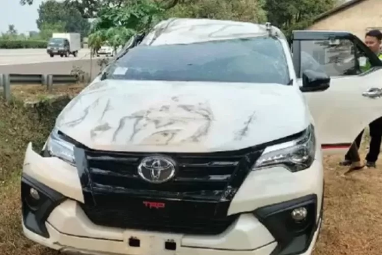 Mobil Fortuner Alami Kecelakaan Tunggal Di Tol Cijago. Kronologi Dan ...