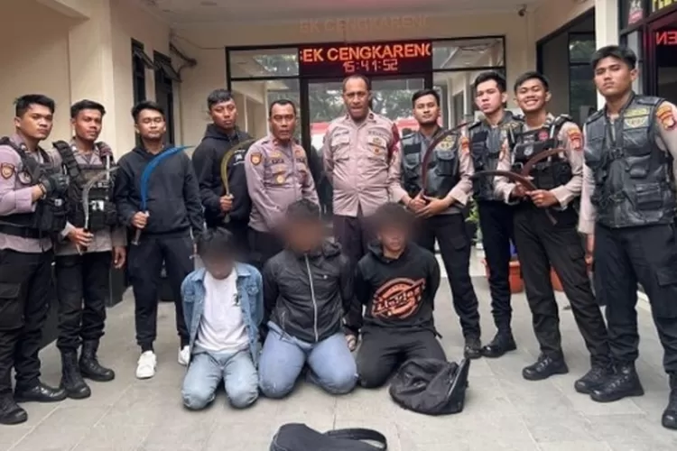 Amankan Tiga Remaja Yang Hendak Tawuran Di Cengkareng, Polisi Sita ...