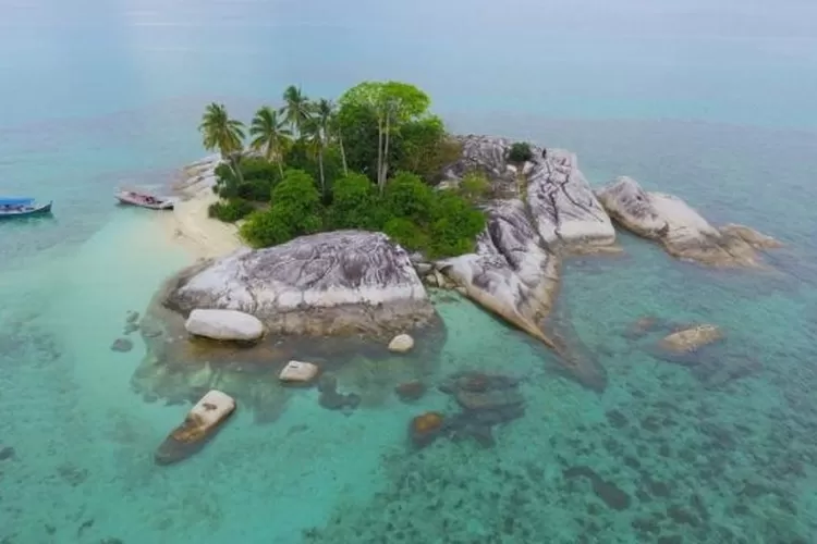 Pantai Tanjung Kelayang di Pulau Belitung menawarkan kalian keindahan yang menyatu antara bebatuan, pepohonan dan lautan (direktoripariwisata.kemeparekraf)