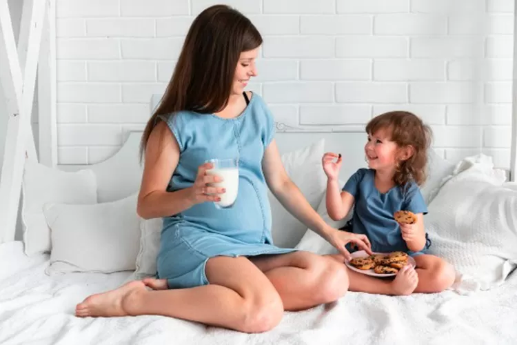 Ilustrasi ibu hamil makan (Freepik)