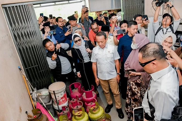 Menteri ESDM Bahlil Lahadalia saat sidak pangkalan gas LPG 3 kg di Pekanbaru, Riau, 5 Februari 2025. (Instagram/bahlillahadalia)