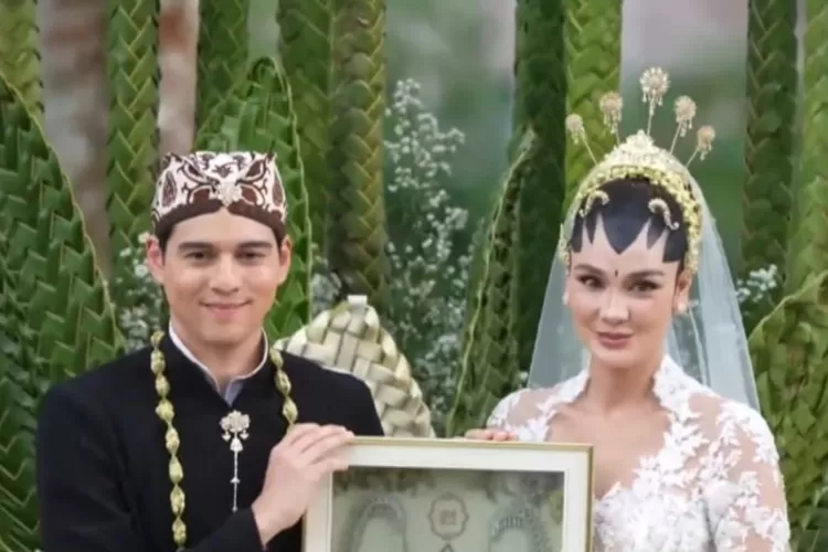 Artis Luna Maya dan Maxime Bouttier akhirnya sah menjadi pasangan suami istri.  Keduanya menggelar acara akad pernikahan di Resor COMO Shambhala Estate, Gianyar, Ubud, Bali pada Rabu, 7 Mei 2025. (Tangkapan layar YouTube Luna Maya.)