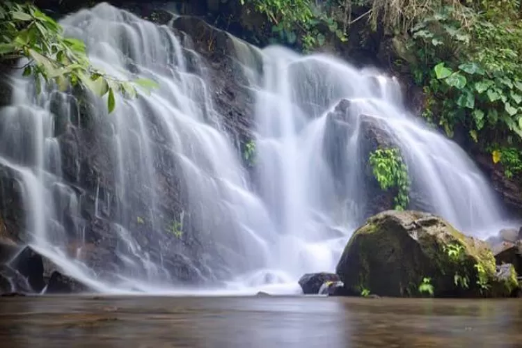 Curug Ciputrawangi merupakan salah satu wisata air terjun di Sumedang yang buka selama 24 jam (Instagram/@curugciputrawangi)