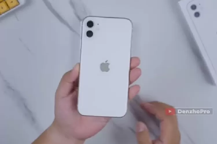 Alasan iPhone 11 masih layak dibeli di tahun 2024 (YouTube @denzhopro)